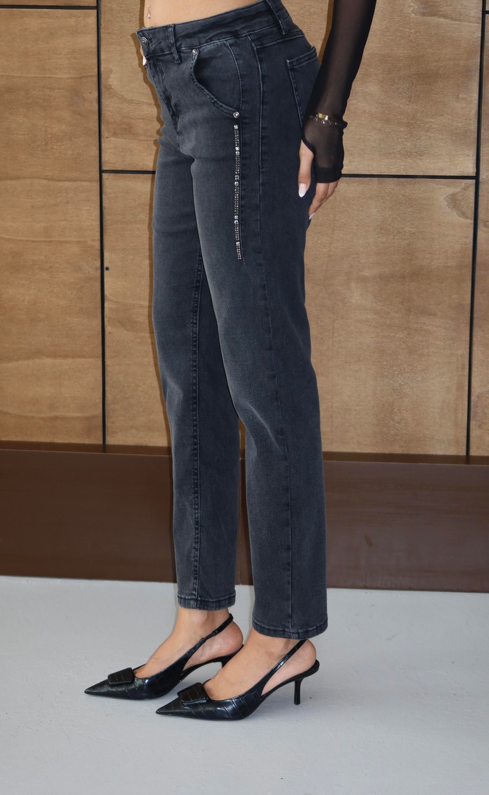 Yüksek Bel Yandan Taş Detaylı Antrasit Mom Fit Jean Pantolon
