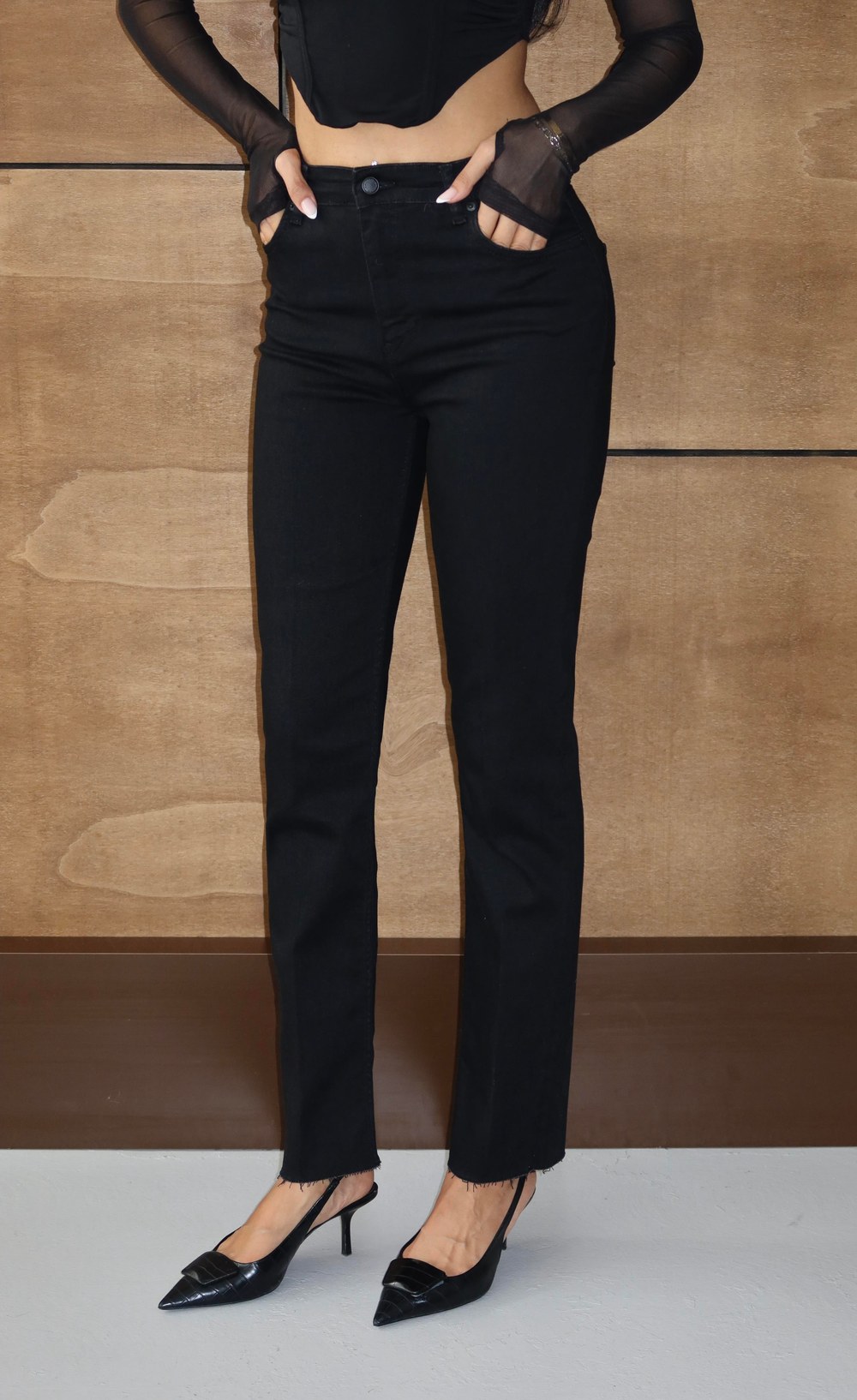 Yüksek Bel Paça Kesik Detaylı Black Jean Pantolon