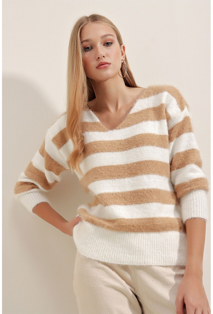 15762 Çizgili V Yaka Triko Kazak