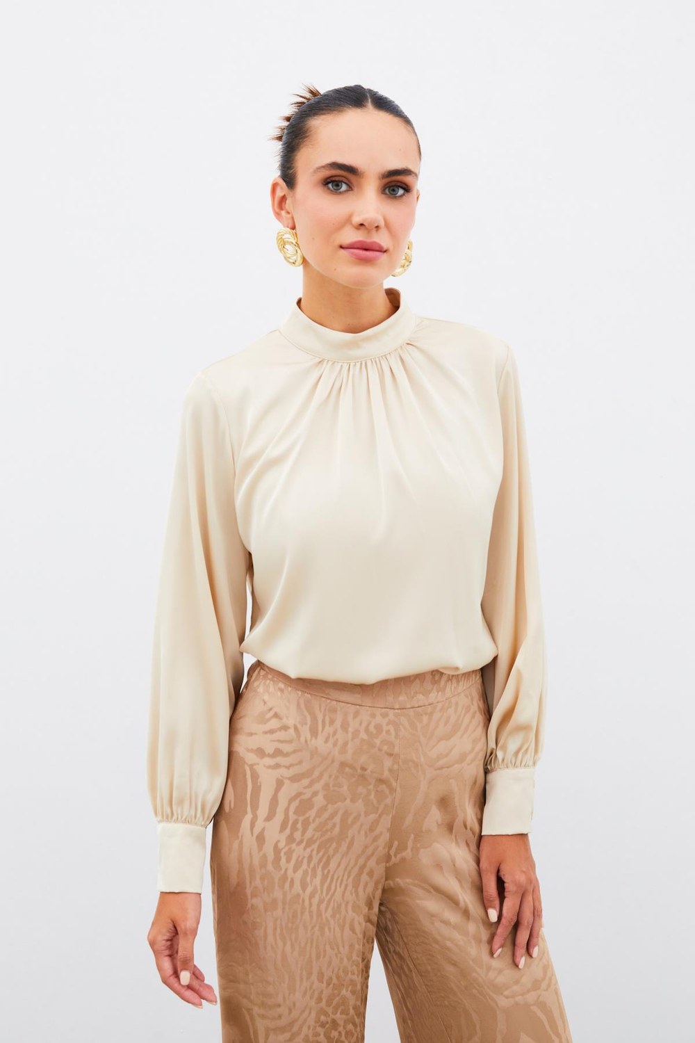 Yaka Detaylı Saten Bluz - Taş