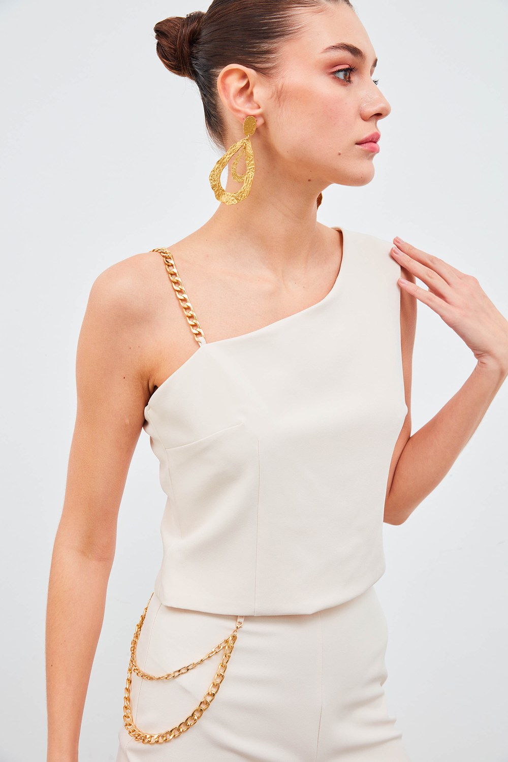 Zincir Askı Detaylı Crop Bluz - Bej