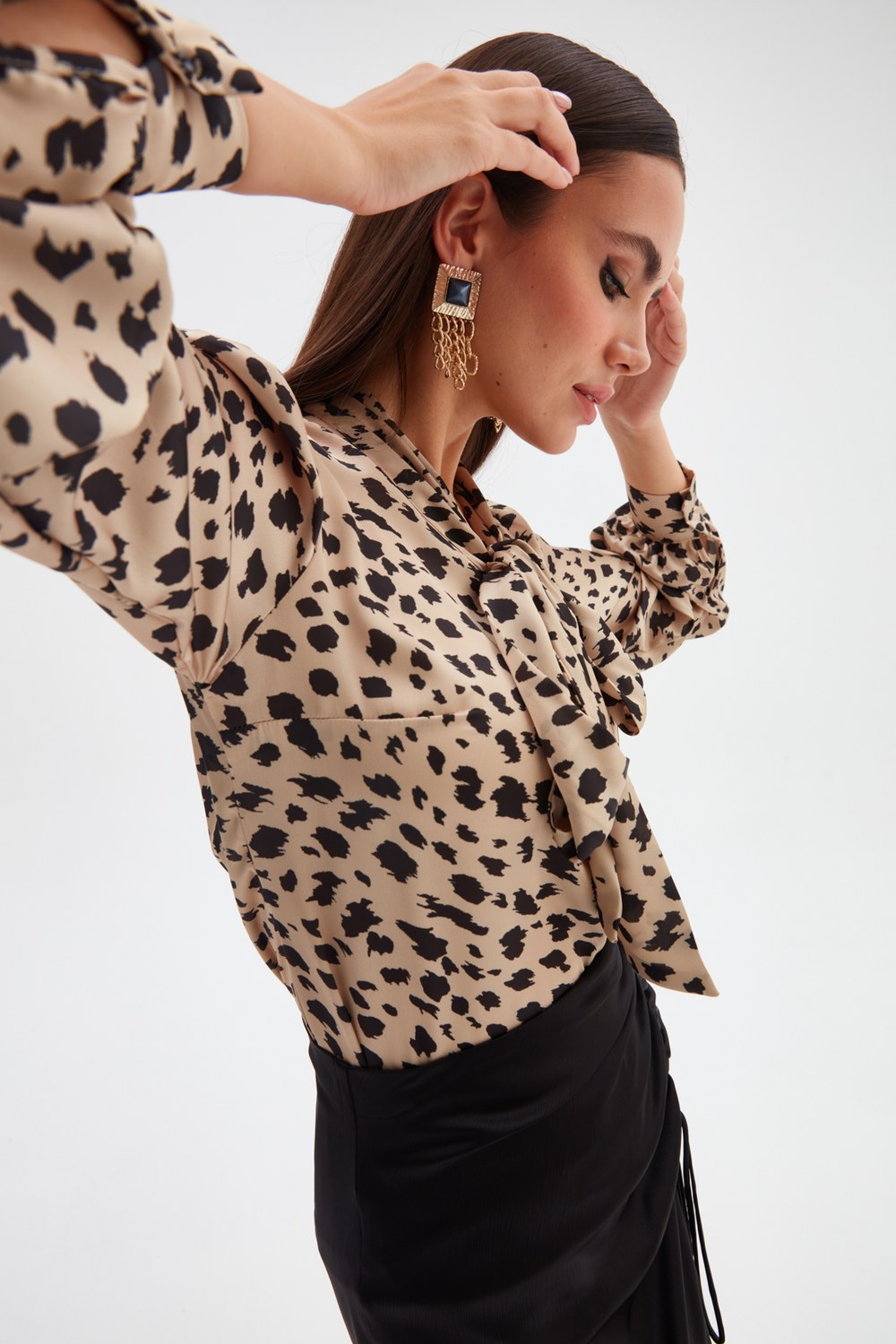 Fularlı Leopar Desenli Bluz - Bej