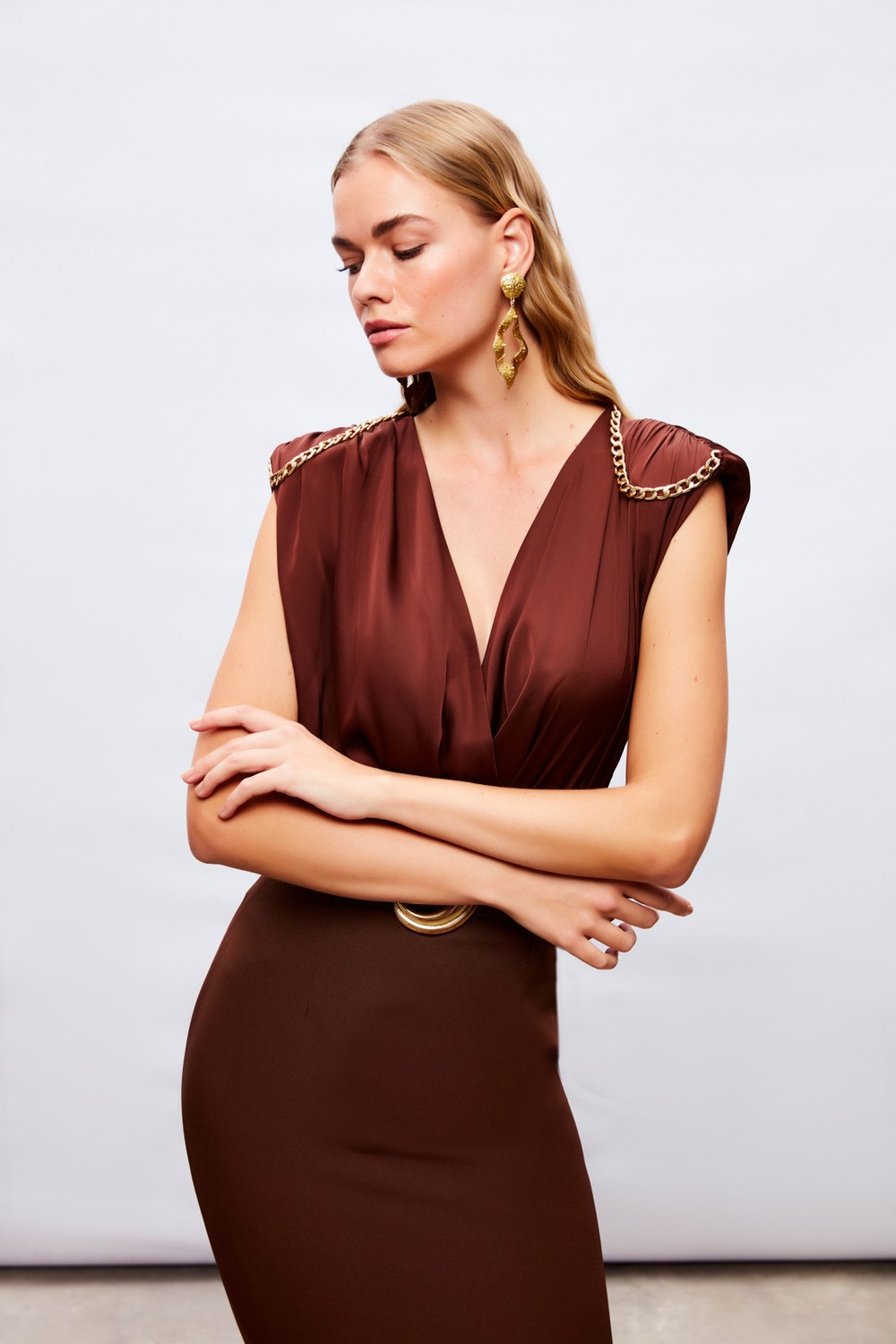 Zincir Aksesuarlı Saten Bodysuit Bluz - Kahve