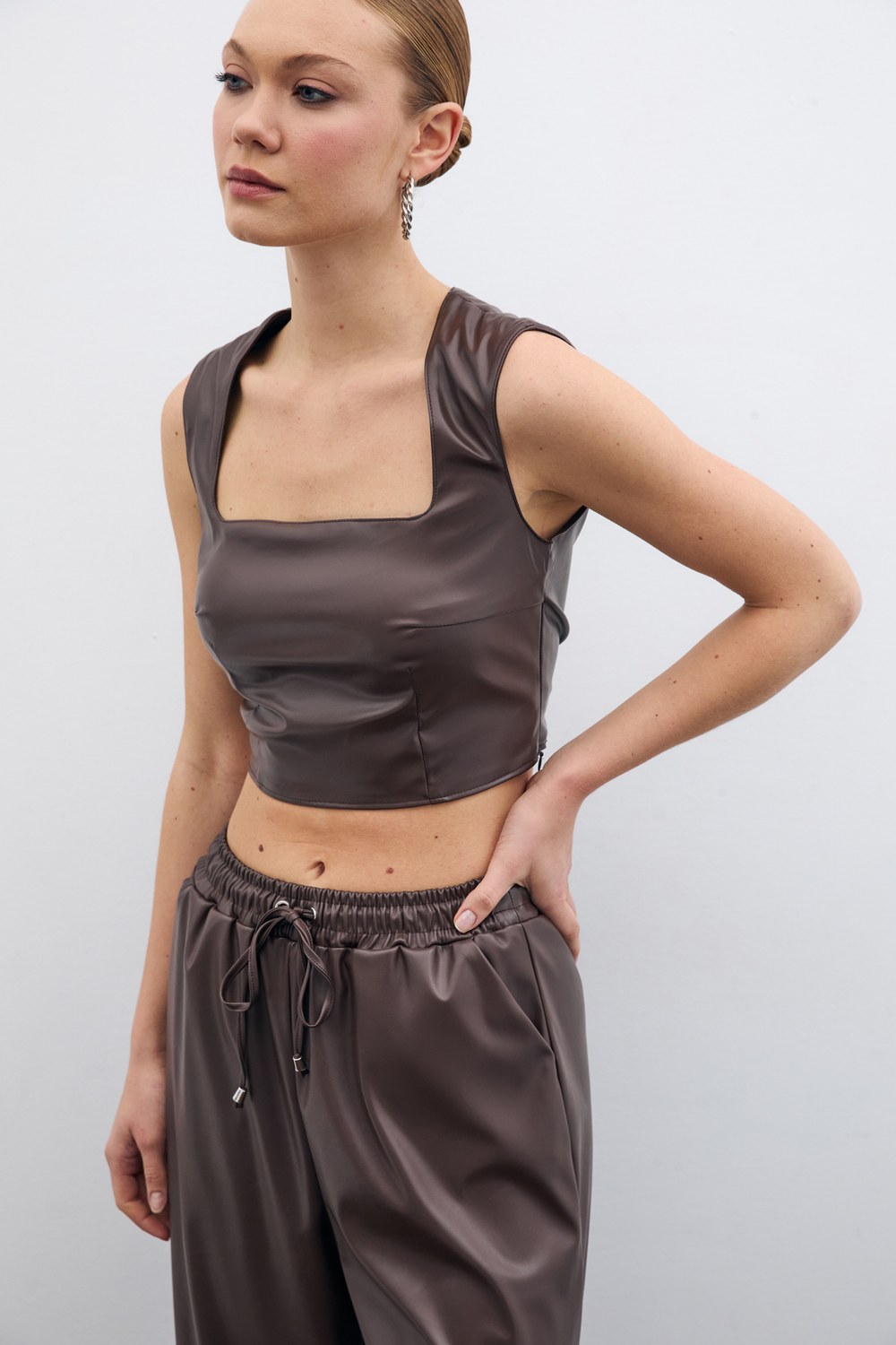 Kare Yaka Deri Crop Bluz - Koyu Kahve