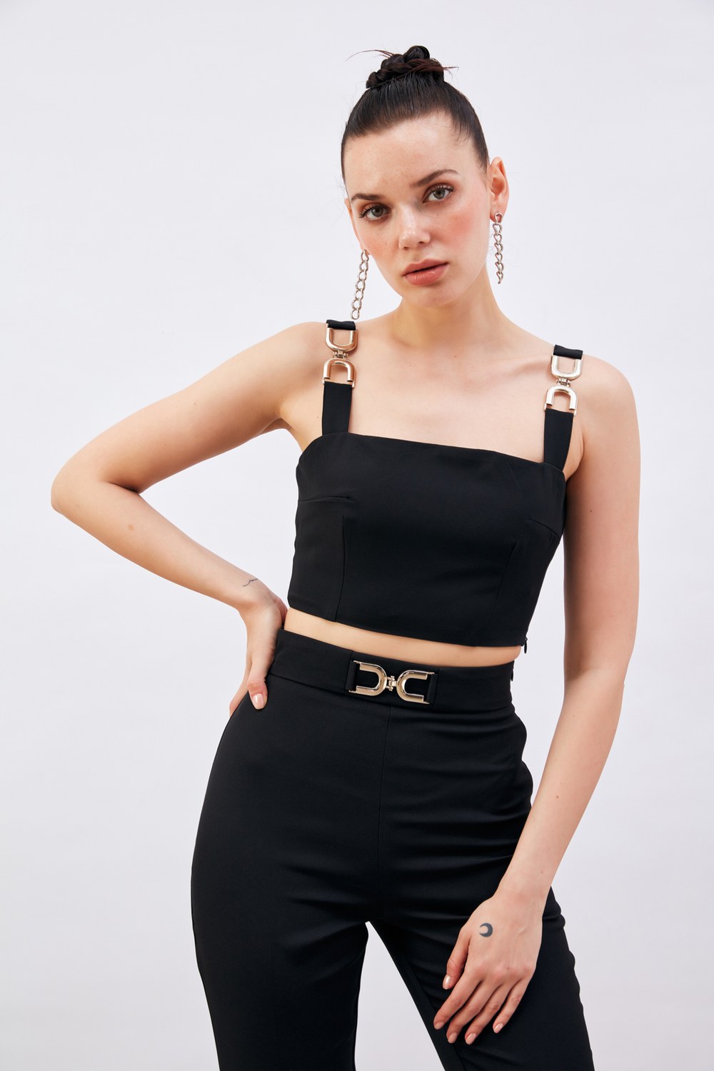 Omuz Aksesuarlı Crop Bluz - Siyah