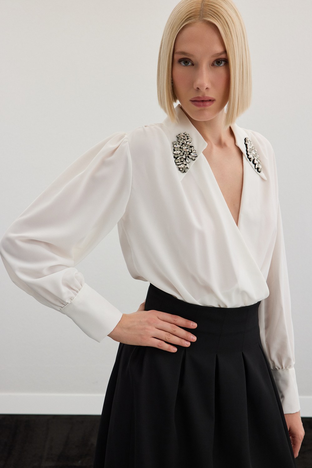 Aksesuar Detaylı Bodysuit Bluz - Ekru
