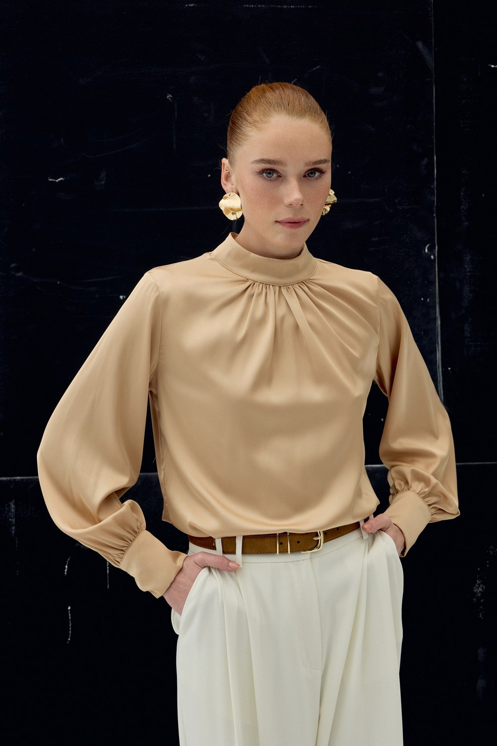 Yaka Detaylı Saten Bluz - Camel