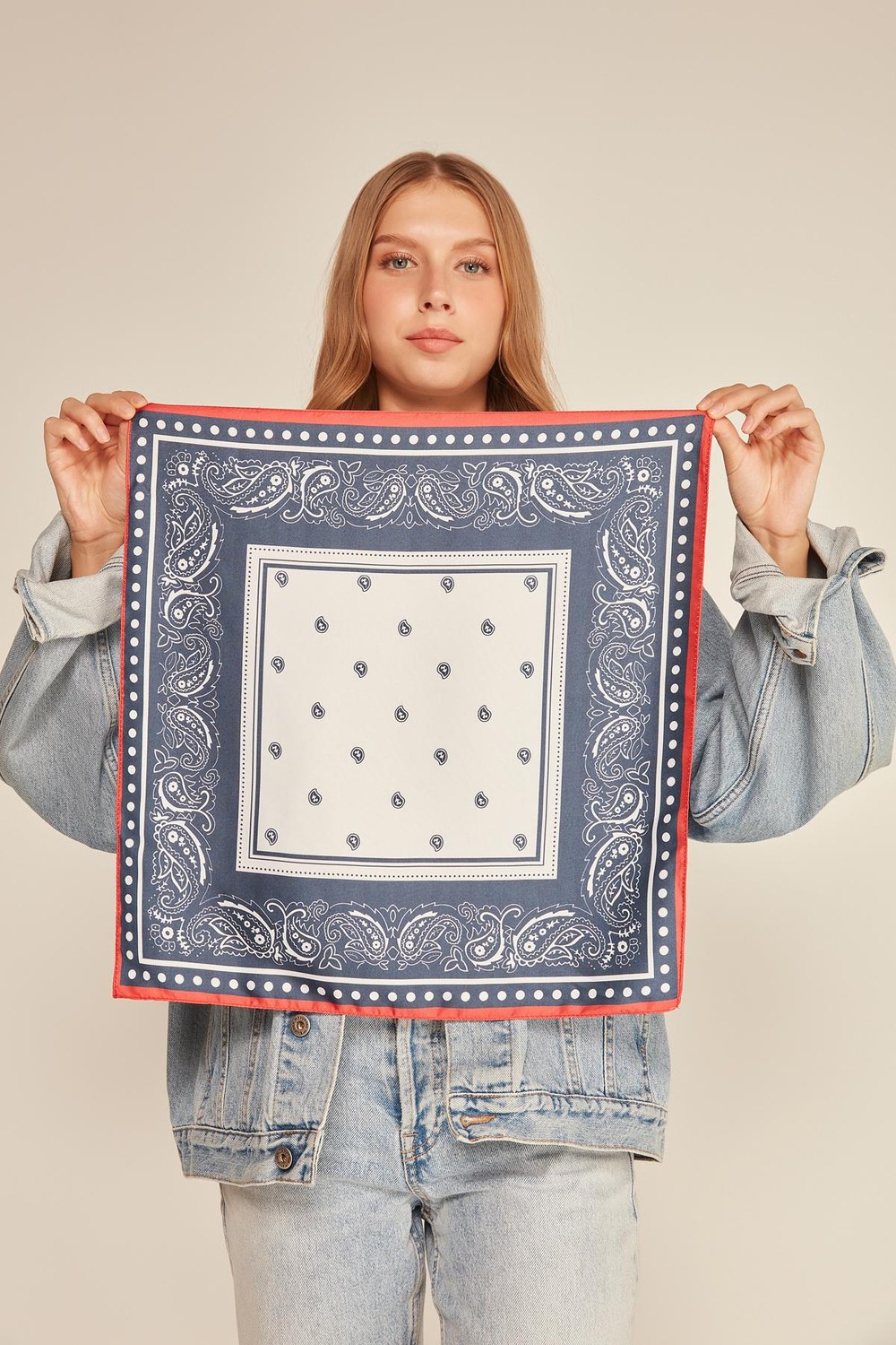 13749 Kırmızı Kenarlıklı Lacivert Saten Bandana Fular 50x50 Cm