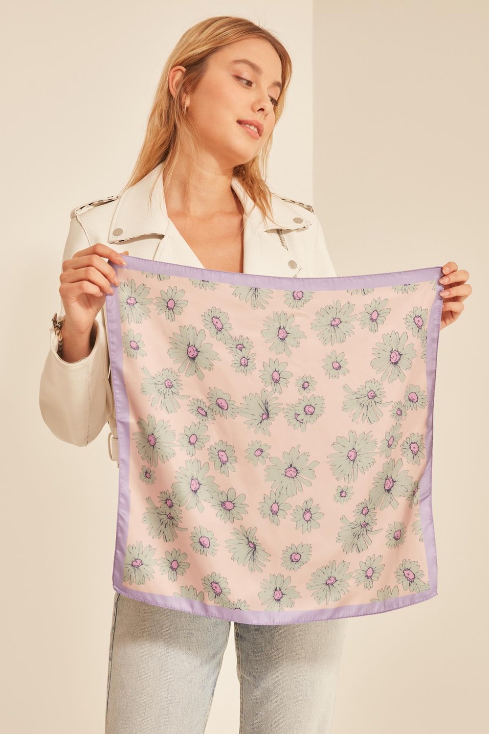 13934 Açık Çiçek Desenli Lila Saten Bandana Fular 50x50 Cm