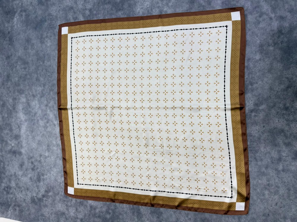 15329 Kar Tanesi Desenli Ekru Bandana Fular 90x90 Cm