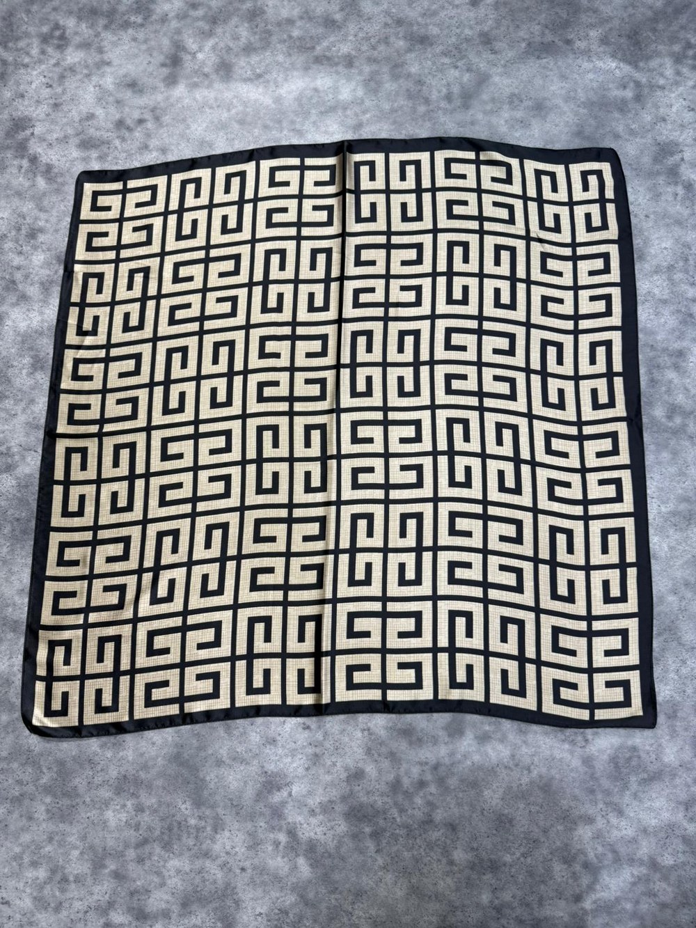15333 Geometrik Desen Siyah Bandana Fular 90x90 Cm