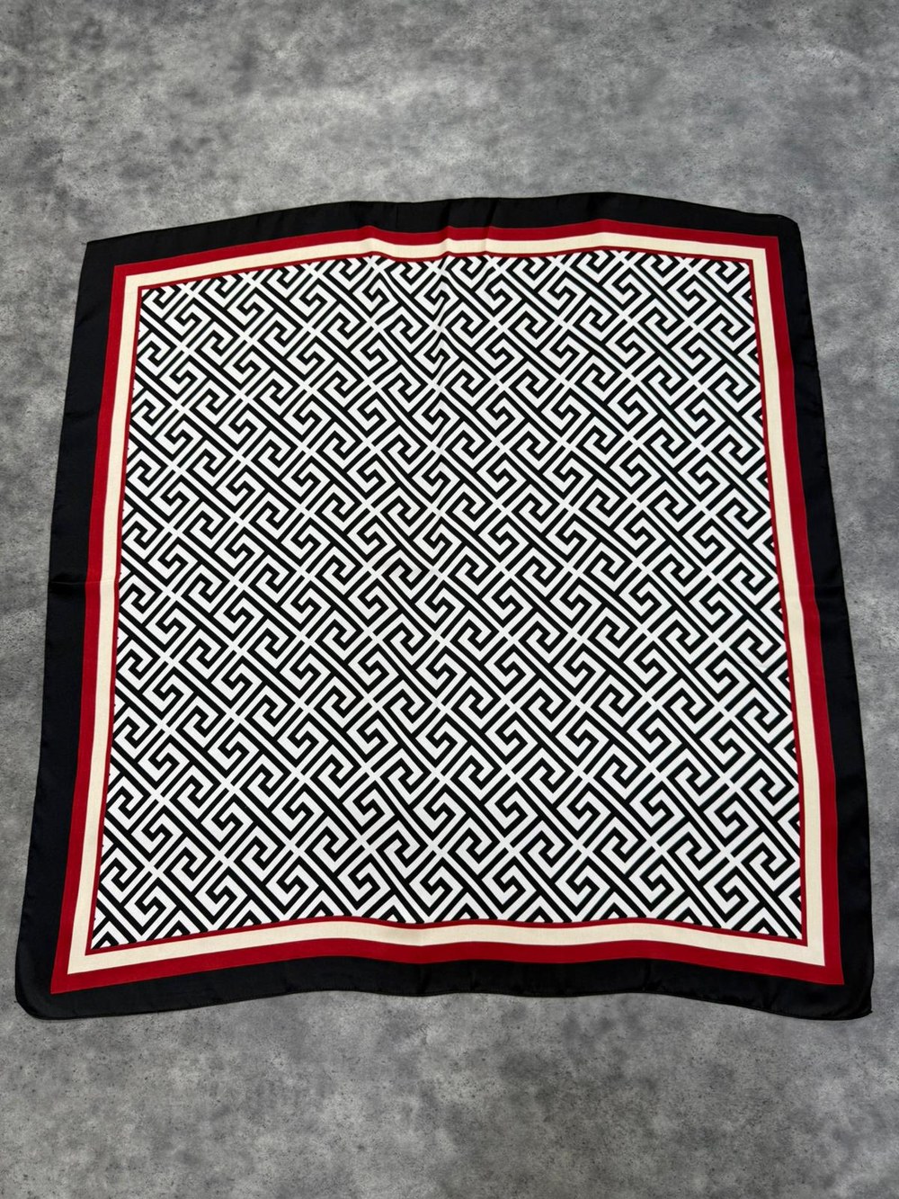 15334 Geometrik Desen Siyah Bandana Fular 90x90 Cm