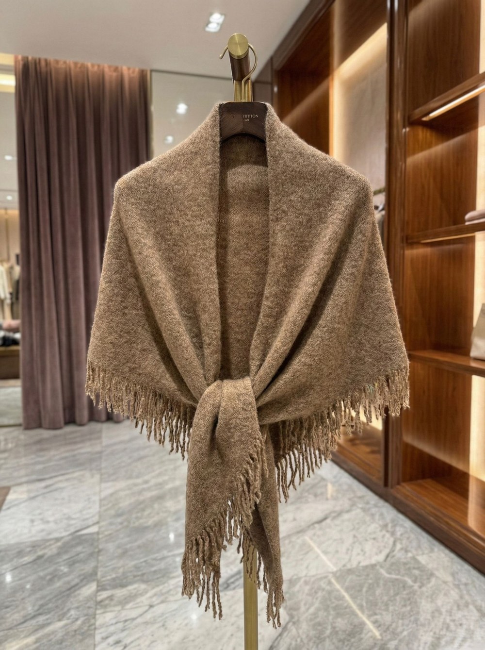 S013 Püsküllü Camel Üçgen İçten Geçmeli Triko Omuz Şalı