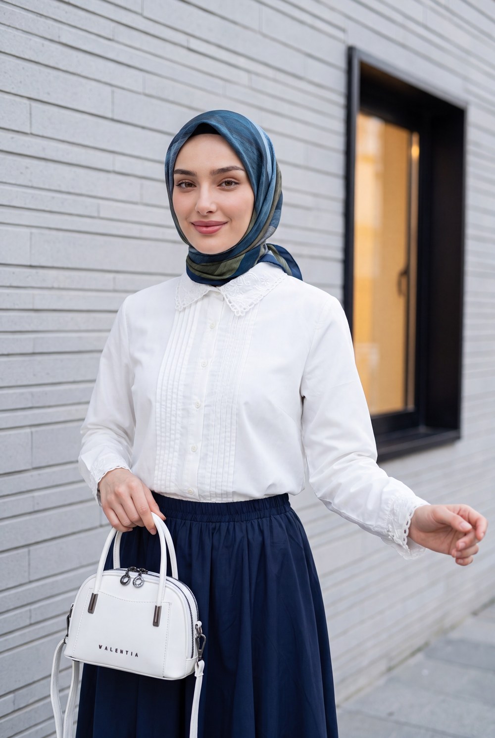 Yakası Fistolu Önü Pliseli Düğmeli Gömlek Bluz -Beyaz