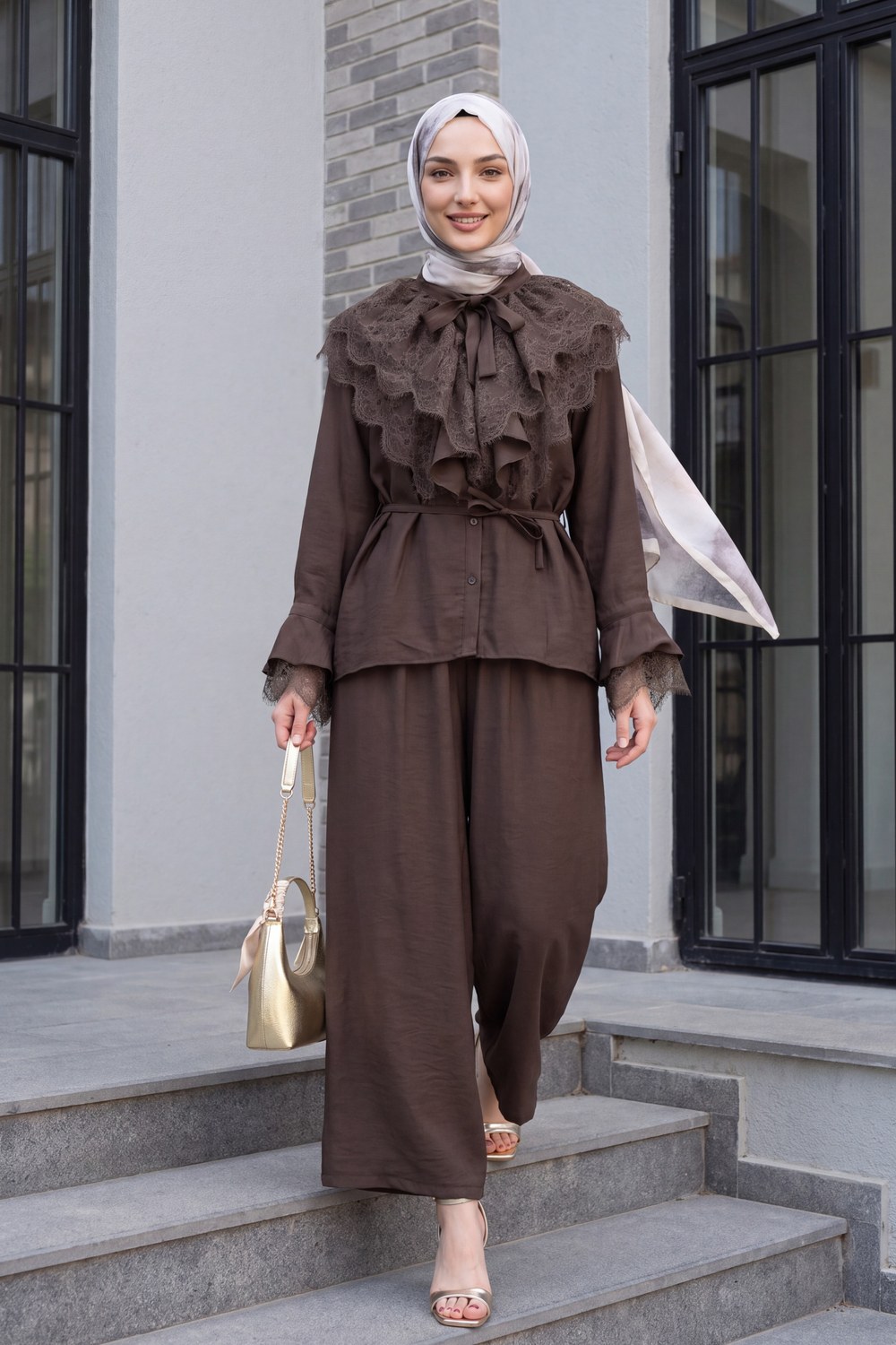 Yakası Bağlamalı Dantelli Fırfırlı Kemerli Pantolonu Astarlı Cupra Takım -Kahve