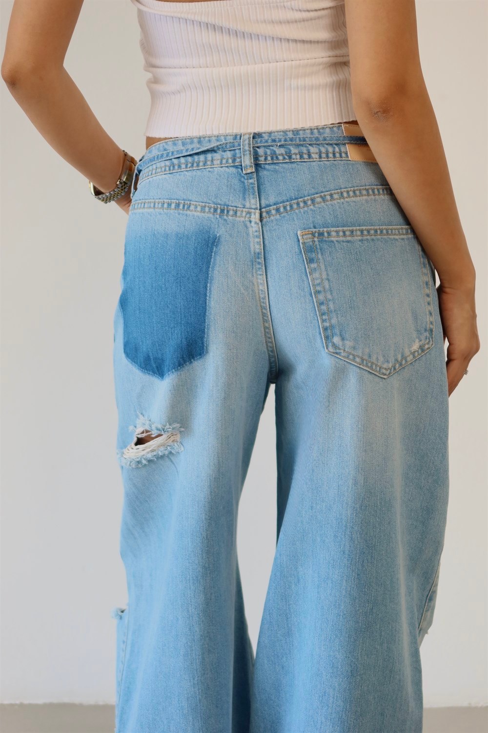 Yüksek Bel Lazer Kesim Detaylı Arka Tek Cep Baggy Kalıp Light Blue Jean Pantolon
