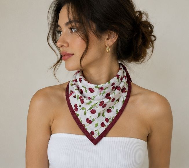 15326-1 Pliseli Kiraz Desenli Kırmızı Beyaz Saten Bandana Fular 50x50 Cm