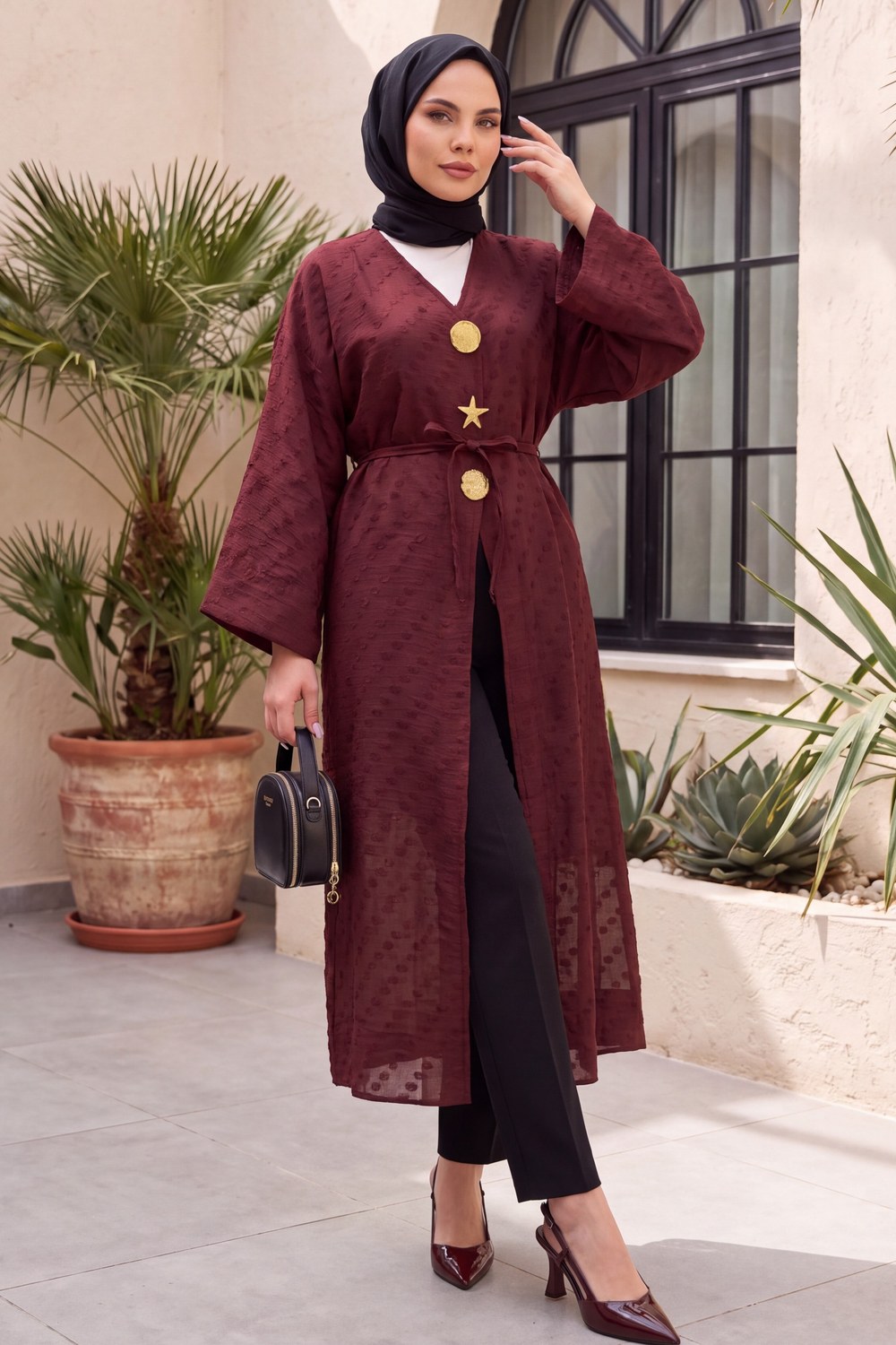 Broş Detaylı Yanları Yırtmaçlı Kabartma Puantiye Desenli Jakarlı Kimono -Bordo